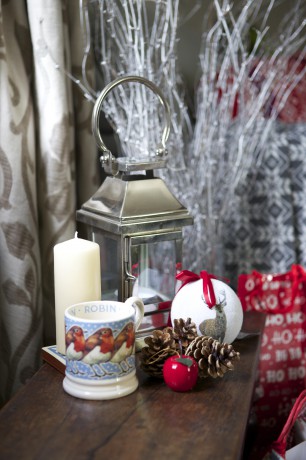 Lantern, robin mug and reindeer bauble